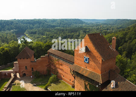 Vue depuis le belvédère de la cité médiévale Château Turaida à Sigulda pendant un jour d'automne avec vue sur la rivière Gauja (région de Riga, en Lettonie, en Europe) Banque D'Images