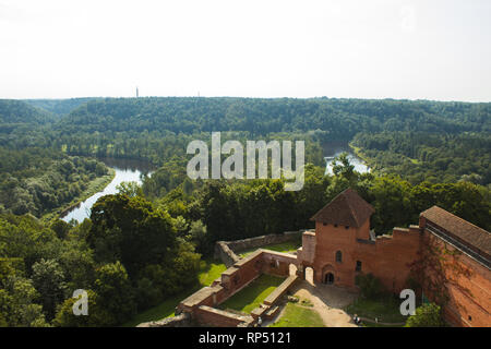 Vue depuis le belvédère de la cité médiévale Château Turaida à Sigulda pendant un jour d'automne avec vue sur la rivière Gauja (région de Riga, en Lettonie, en Europe) Banque D'Images