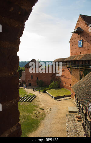 Vue sur château médiéval reconstruit Turaida à Sigulda, à l'est de Riga durant une journée d'automne (Sigulda, Lettonie, Europe) Banque D'Images