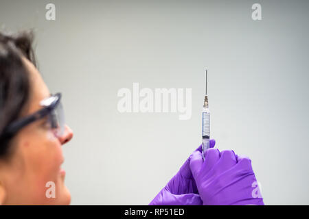 Médecin ou infirmière ou injection dessin vaccin dans la seringue Banque D'Images