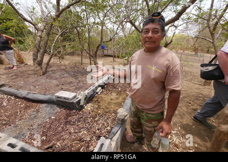 Nicaragua CANTERA projets. Accueil de José Sanches (63), son épouse Melonia Ayala (60), tante Pétronille Ayala (96), filles Marciel et petite fille Naomi (6). Jose montrant outre de son système de filtration de l'eau. Banque D'Images