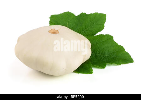 Patty pan Squash avec feuille isolé sur fond blanc. Pattypan. Banque D'Images