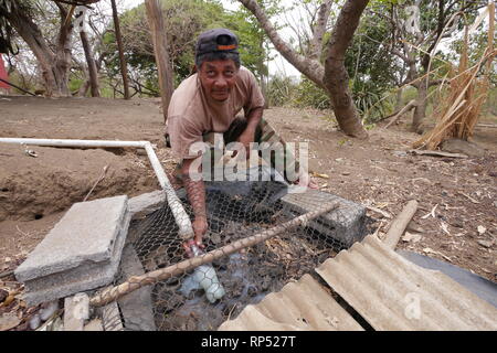 Nicaragua CANTERA projets. Accueil de José Sanches (63), son épouse Melonia Ayala (60), tante Pétronille Ayala (96), filles Marciel et petite fille Naomi (6). top fin de système de filtration avec Jose la collecte de l'eau savonneuse sale venant directement d'un évier où les vêtements ont été lavés. Banque D'Images