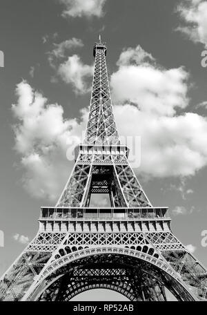 Vue de dessous de la Tour Eiffel dans l'effet noir et blanc avec des nuages Banque D'Images