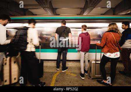 PARIS, FRANCE - OCT 13, 2018 : train rapide marche rapide comme les navetteurs grande foule de personnes en attente dans la station de métro Montparnasse bienvenue pour leur trajet de train dans la région métropolitaine de paris Banque D'Images