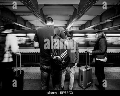 PARIS, FRANCE - OCT 13, 2018 : les navetteurs grande foule de personnes en attente dans la station de métro Montparnasse bienvenue pour leur trajet de train dans la région métropolitaine de paris - noir et blanc Banque D'Images