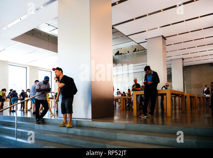 Barcelone, Espagne - circa 2018 : Les clients de personnes dans l'emblématique Apple Store dans le centre de Barcelone à l'aide nouveau iphone Xs et les ordinateurs portables Apple MacBook Pro de l'avenue Passeig de Gracia Banque D'Images