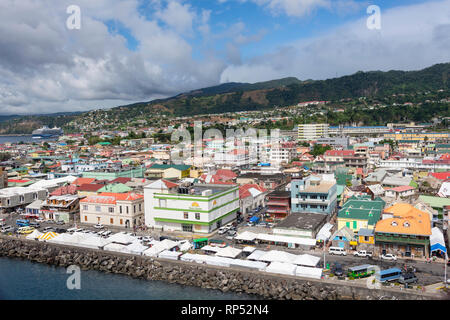 Vue sur la ville d'un navire de croisière, Roseau, Dominique, Lesser Antilles, Caribbean Banque D'Images