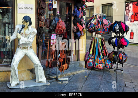 Un mannequin d'Elvis à l'extérieur d'un magasin qui vend des sacs dans Leon, Espagne. Banque D'Images