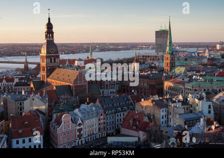 Vue sur la vieille ville et tour de la cathédrale de Riga sur une après-midi de fin d'hiver à partir du haut de l'église de Saint - Pierre - sur Riga, Lettonie Banque D'Images