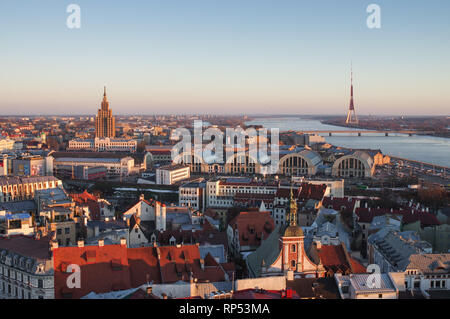 Vue sur le centre-ville de Riga et la tour de télévision et de radio sur un après-midi de fin d'hiver à partir du haut de l'église de Saint - Pierre - sur Riga, Lettonie Banque D'Images