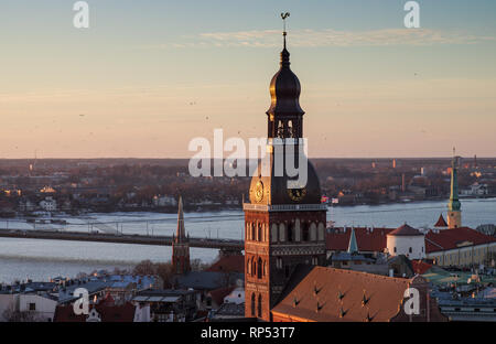 Vue sur le Château de Riga et la tour de la cathédrale de Riga sur une après-midi de fin d'hiver à partir du haut de l'église de Saint - Pierre - sur Riga, Lettonie Banque D'Images