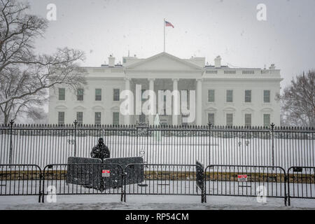 Un Service Secret guard est regarder en face de l'Amérique du portique de la Maison Blanche, le 20 février 2019. Banque D'Images
