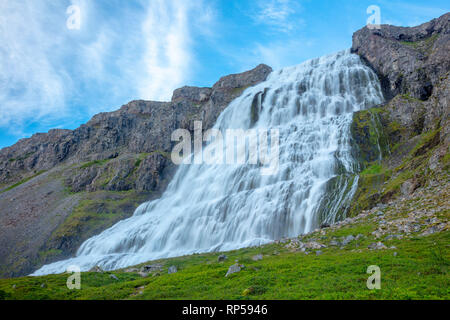 Cascade Dynjandi, ou Fjallfoss, atteint 100m de haut. Westfjords, Islande. Banque D'Images