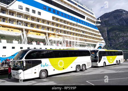 Les entraîneurs de tide ASA en attente à AIDAsol shore excursion pour les passagers. La marée basse est une des plus grandes entreprises d'autocars en Norvège. Banque D'Images