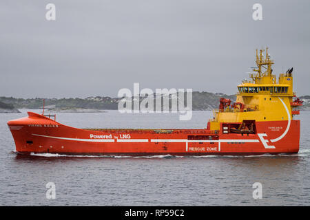 La plate-forme d'approvisionnement de GNL powered-navire QUEEN VIKING Bergen entrant. Eidesvik Offshore est un sous-marin, d'alimentation, l'activité sismique et de la pose de câbles Shipping Company. Banque D'Images