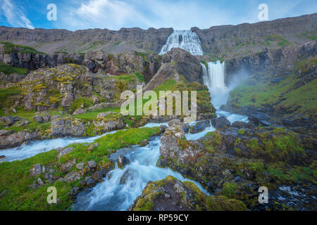 Le Dynjandisa River plonge à travers les multiples cascades de Dynjandi cascade. Westfjords, Islande. Banque D'Images