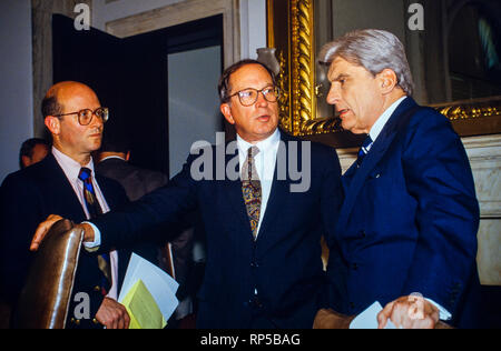 Le sénateur américain Sam Nunn de Géorgie - des forces armées du Sénat, et le sénateur John Warner de Virginie - de la Commission des forces armées du Sénat annoncer l'militaires ne demandez pas, ne dites pas la politique au Capitole à Washington D.C. Banque D'Images