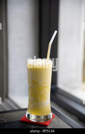 Verres de jus d'ananas sur table classique avec fenêtre light Banque D'Images