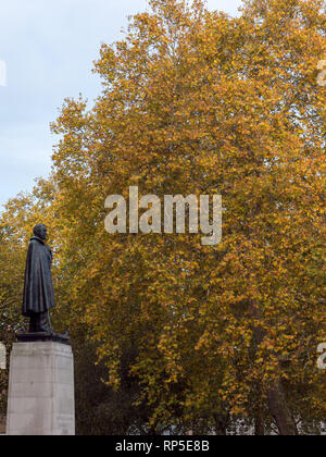 Sculpture en bronze de l'ancien président américain Franklin Delano Roosevelt, debout sur un socle de hauteur à Londres, Angleterre, Royaume-Uni. Banque D'Images