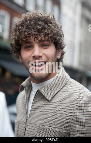 Londres, Royaume-Uni - 15 février 2019 : la semaine de la mode de Londres. Eyal Booker - modèle aux cheveux bouclés qui a travaillé avec des marques comme Adidas et Bang +grève. Banque D'Images