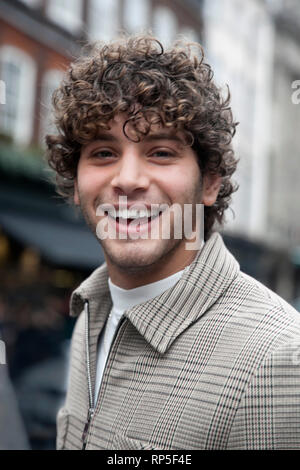 Londres, Royaume-Uni - 15 février 2019 : la semaine de la mode de Londres. Eyal Booker - modèle aux cheveux bouclés qui a travaillé avec des marques comme Adidas et Bang +grève. Banque D'Images