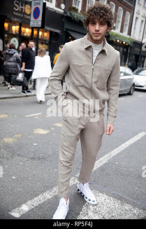 Londres, Royaume-Uni - 15 février 2019 : la semaine de la mode de Londres. Eyal Booker - modèle aux cheveux bouclés qui a travaillé avec des marques comme Adidas et Bang +grève. Banque D'Images