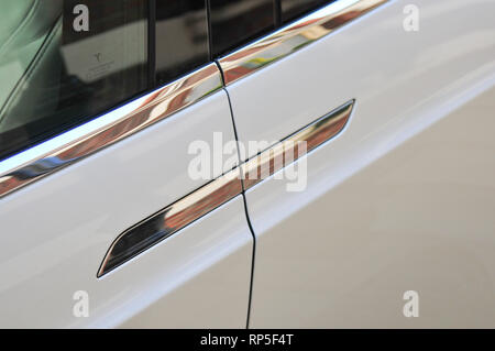 Une photo d'une poignée de porte blanc un modèle X Tesla voiture électrique. Banque D'Images