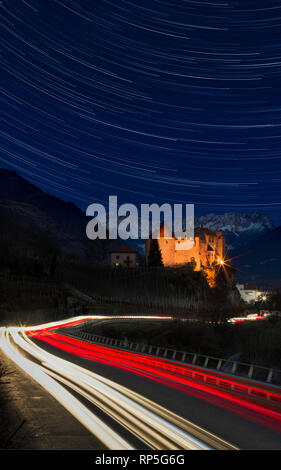 Belle vue sur château italien avec des sentiers d'étoiles et de voiture - les Alpes en arrière-plan Banque D'Images
