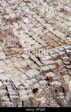 Mines de sel de Maras sur la colline, dans la région montagneuse du Pérou Cuzco. Banque D'Images