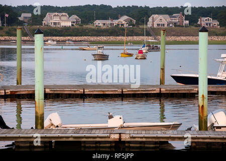 Bateaux et maisons à Wellfleet Harbor, Cape Cod, Wellfleet MA Banque D'Images