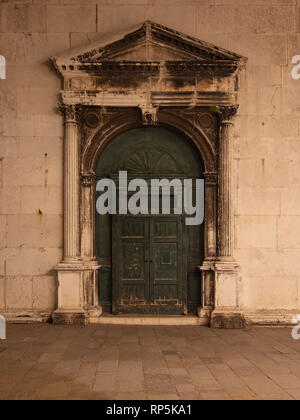 Se perdre dans Venise et de trouver des portes brillantes. Banque D'Images