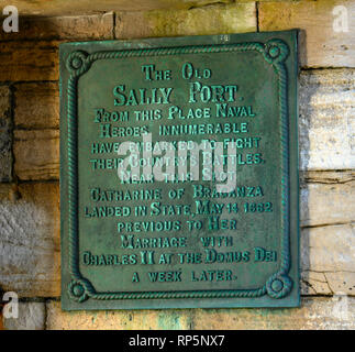 Les plaques du patrimoine Sally Port, Broad Street, Old Portsmouth, Portsmouth, Hampshire, England, UK. Banque D'Images