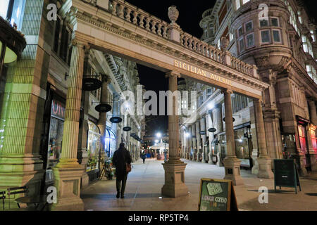 Avenue de Sicile la nuit, Londres, Angleterre, Royaume-Uni Banque D'Images