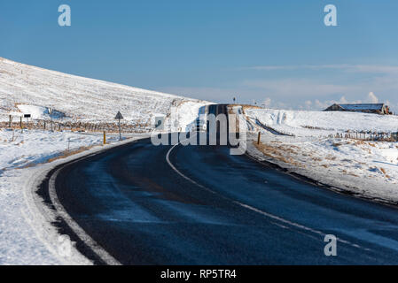 Route 1 / Ring Road, la route nationale dans le paysage couvert de neige, le sud de l'Islande Banque D'Images