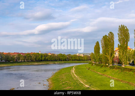 Vue de l'Uzh river Printemps à Kazan, ville de l'Ukraine. Uzh River situé dans la région de Transcarpathie en Ukraine et à Michalovce et district Sobrance Banque D'Images