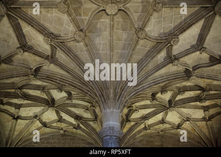 Equitation à côtes manuélin conçu par João de Castilho architecte ibérique dans la sacristie de l'église de Santa Maria de Belém (Igreja de Santa Maria de Belém) du Monastère des Hiéronymites (Mosteiro dos Jerónimos) dans le district de Belém à Lisbonne, Portugal. Banque D'Images