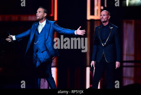 Matt Goss (à droite) et de Luke Goss Bros sur scène à la Brit Awards 2019 à l'O2 Arena, Londres. Banque D'Images