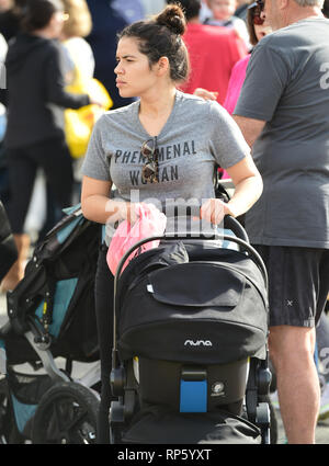 America Ferrera et boissons Kombucha échantillons parcourt le produire au marché des fermiers dans Studio City, Californie comprend : America Ferrera Où : Los Angeles, California, United States Quand : 20 Jan 2019 Credit : WENN.com Banque D'Images