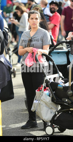 America Ferrera et boissons Kombucha échantillons parcourt le produire au marché des fermiers dans Studio City, Californie comprend : America Ferrera Où : Los Angeles, California, United States Quand : 20 Jan 2019 Credit : WENN.com Banque D'Images