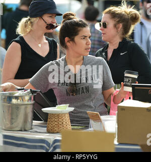 America Ferrera et boissons Kombucha échantillons parcourt le produire au marché des fermiers dans Studio City, Californie comprend : America Ferrera Où : Los Angeles, California, United States Quand : 20 Jan 2019 Credit : WENN.com Banque D'Images