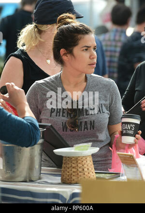 America Ferrera et boissons Kombucha échantillons parcourt le produire au marché des fermiers dans Studio City, Californie comprend : America Ferrera Où : Los Angeles, California, United States Quand : 20 Jan 2019 Credit : WENN.com Banque D'Images