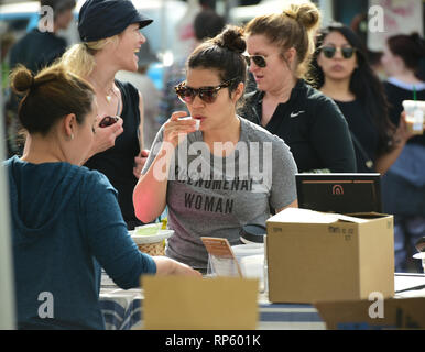 America Ferrera et boissons Kombucha échantillons parcourt le produire au marché des fermiers dans Studio City, Californie comprend : America Ferrera Où : Los Angeles, California, United States Quand : 20 Jan 2019 Credit : WENN.com Banque D'Images