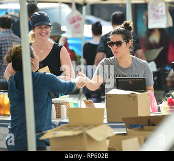 America Ferrera et boissons Kombucha échantillons parcourt le produire au marché des fermiers dans Studio City, Californie comprend : America Ferrera Où : Los Angeles, California, United States Quand : 20 Jan 2019 Credit : WENN.com Banque D'Images