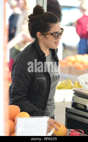 America Ferrera et boissons Kombucha échantillons parcourt le produire au marché des fermiers dans Studio City, Californie comprend : America Ferrera Où : Los Angeles, California, United States Quand : 20 Jan 2019 Credit : WENN.com Banque D'Images