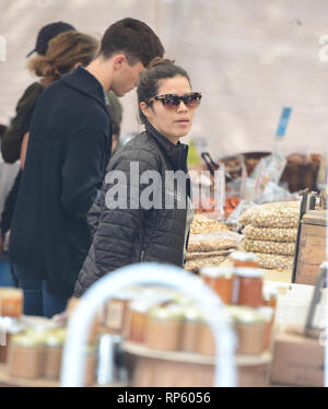 America Ferrera et boissons Kombucha échantillons parcourt le produire au marché des fermiers dans Studio City, Californie comprend : America Ferrera Où : Los Angeles, California, United States Quand : 20 Jan 2019 Credit : WENN.com Banque D'Images