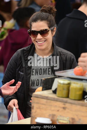 America Ferrera et boissons Kombucha échantillons parcourt le produire au marché des fermiers dans Studio City, Californie comprend : America Ferrera Où : Los Angeles, California, United States Quand : 20 Jan 2019 Credit : WENN.com Banque D'Images