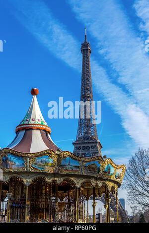 La tour Eiffel et carousel à Paris Banque D'Images