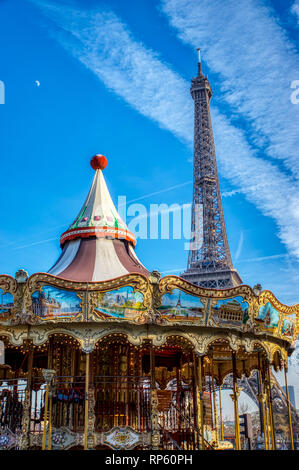 La tour Eiffel et carousel à Paris Banque D'Images