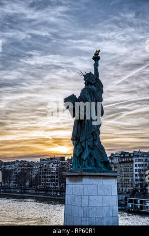 Coucher de soleil sur réplique de la Statue de la liberté à Paris Banque D'Images